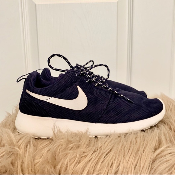 Nike Shoes - SOLD 🛍 Nike Rosche Run (Purple/White)